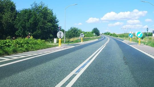 Tutaj też ścieżka rowerowa przechodzi przez ruchliwą drogę - zwraca uwagę czytelnik