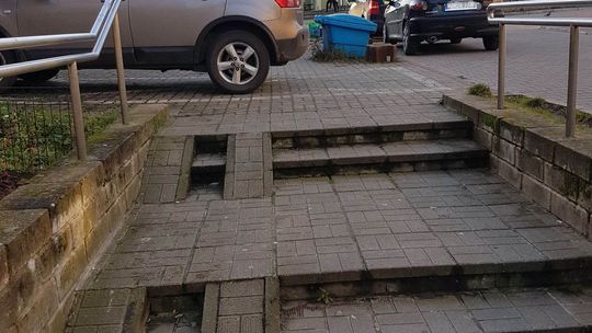 Tutaj trudno przejść mamie z wózkiem dziecięcym