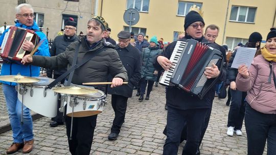 Tutaj Trzej Królowie dary składają w kościele