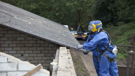 Tykająca bomba na dachach. Z azbestem jeszcze długo sobie nie poradzimy [DANE Z WOJEWÓDZTW]