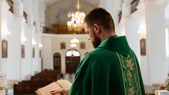 Raport z kościelnej tacy: Księża ujawniają kwoty i wydatki. Gdzie zbierają najwięcej?