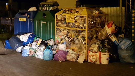 Tyle śmieci, że trzeba zejść na ulicę, aby przejść - skarży się czytelnik