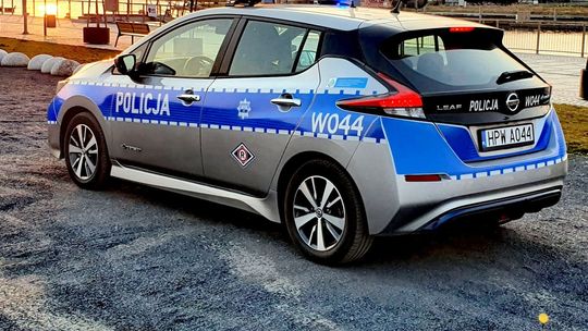 Tym radiowozem eskortowali kobietę na porodówkę. Syn ma na imię Olek