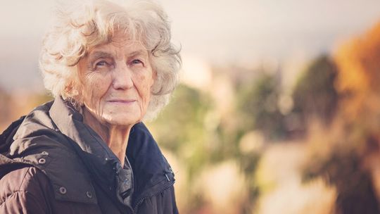Zaniżone świadczenie wspierające dla seniorów. Przełomowy wyrok sądu otwiera drogę do zwrotu pieniędzy
