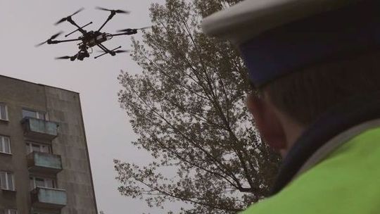 Uciążliwe loty dronów nad posesją można zgłosić policji
