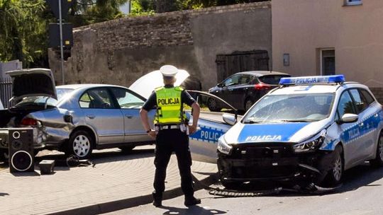 Uciekając doprowadził do kolizji z radiowozem. Padły strzały