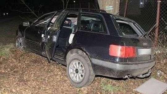 Uciekał przed policją i uderzył w drzewo