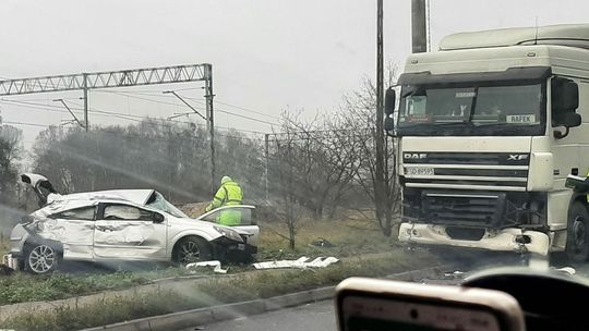 Uciekał przed policją i zderzył się z ciężarówką