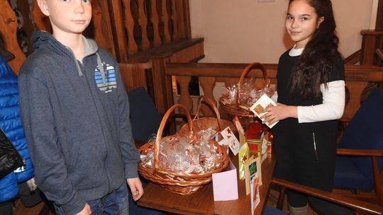 Uczniowie przygotowali świąteczną paczkę dla ubogiej rodziny 