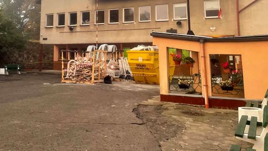 Uczniowie uwięzieni w szkole. Skandaliczny remont i zaniedbania burmistrza Tkacza