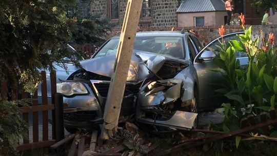 Uderzył autem w słup [ZDJĘCIA]