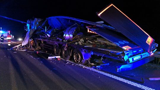 Uderzył w ciągnik siodłowy stojący na pasie awaryjnym [ZDJĘCIA]