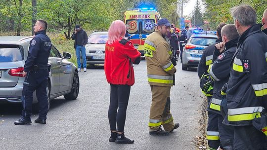 Uderzył w samochód i zaczął uciekać. Uderzył w drugie auto i ściął słup. Policja szuka sprawcy [FOTO]