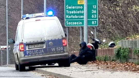 Uderzył w krawężnik i upadł na chodnik. Nie miał sił nawet wstać i "wydmuchał" 3,5 promila