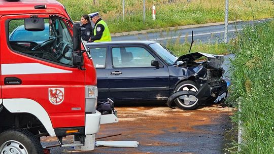 Uderzył w skarpę. Dramatyczny wypadek na skrzyżowaniu