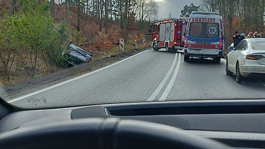 Uderzył z impetem. Zepchnął ją do rowu