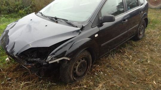 Uderzyła fordem w barierkę