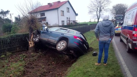 Uderzyła w drzewo i w ogrodzenie. Zewsząd na pomoc jechały wozy ratownicze