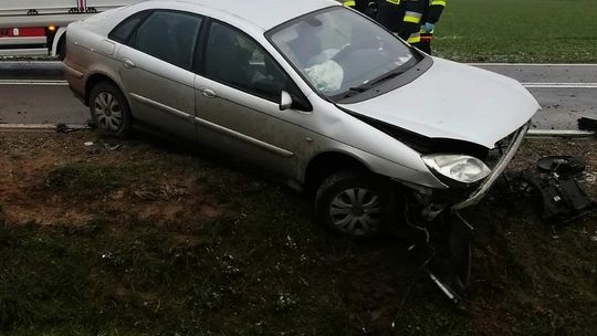 Uderzyli w ciężarowy samochód i dachowali