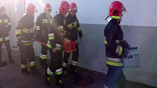 Udzielali pomocy pracownikowi, który został porażony prądem i spadł z wysokości