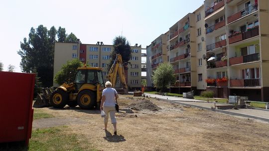 Układają nowe chodniki