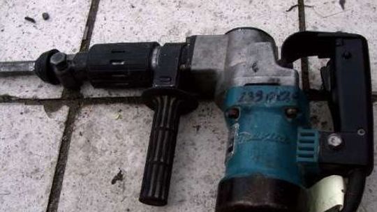 Ukradli 13 tysięcy i młoty udarowe