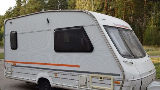 Ukradli przyczepę kempingową z ogrodzonej działki