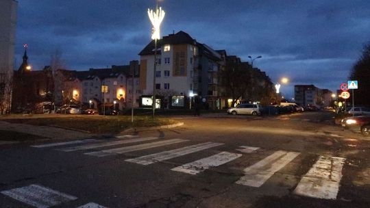 Ulica Chrobrego przystrojona, a na Górnym Tarasie trzy lampy