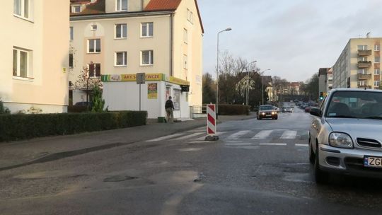 Ulica nadal przegrodzona