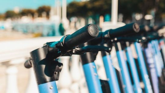 UOKiK ukarał operatora hulajnóg. Wprowadzał klientów w błąd UOKiK ukarał operatora hulajnóg. Wprowadzał klientów w błąd