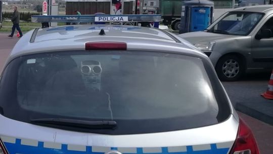 Upojony alkoholem przyjechał na stację paliw. Uciekał pieszo