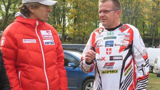 Upominki od zwycięzcy rajdu DAKAR, torty oraz szaliki kibica z Grand Prix Polski na żużlu na piknik crossowy