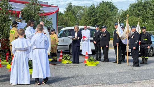 Uroczyste Boże Ciało z asystą druhów OSP. Strażacka służba blisko mieszkańców.