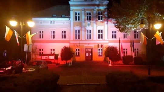 Urząd Miejski podświetlony na biało-czerwono Urząd Miejski podświetlony na biało-czerwono