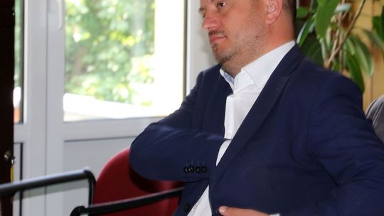 Urzędnik burmistrza wyciąga królika z kapelusza