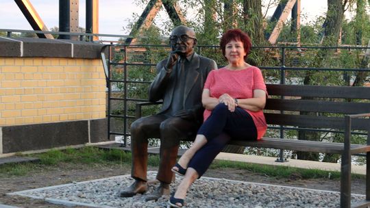 Usiądź obok postaci profesora Bartoszewskiego