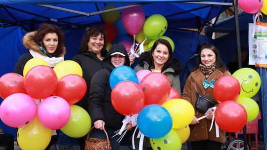 Uśmiechali się i życzliwie podawali dalej [FOTORELACJA]