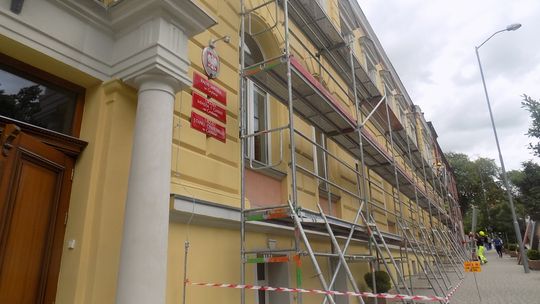 Ustawili rusztowanie. Będą łatać dziury na elewacji urzędu