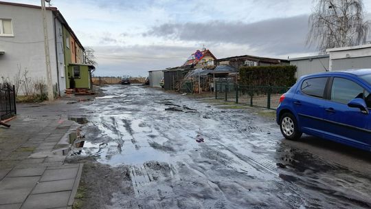 Ustawili zakaz parkowania, a drodze zapomnieli