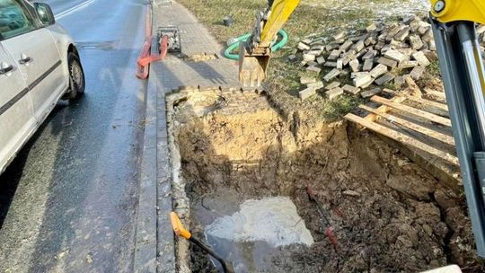 Usuwają awarię. Pas jezdni jest częściowo zajęty Usuwają awarię. Pas jezdni jest częściowo zajęty