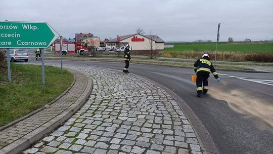Usuwali niebezpieczną plamę na rondzie