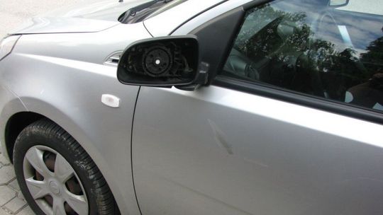 Uszkodził lusterko i odjechał