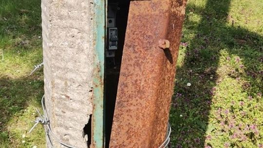 Uszkodzony słup oświetleniowy może być przyczyną tragedii