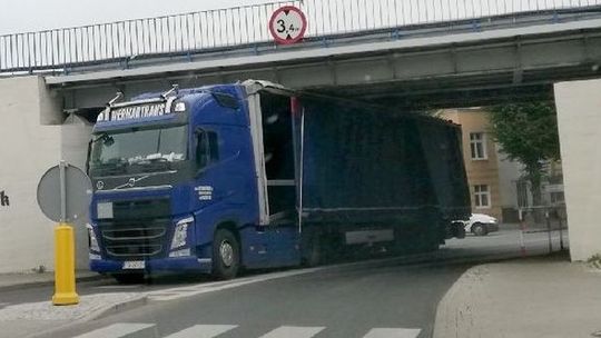 Utknął pod wiaduktem