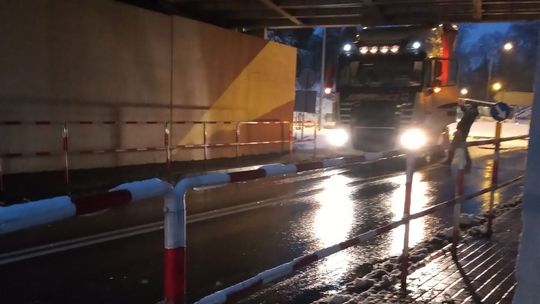 Utknął pod wiaduktem