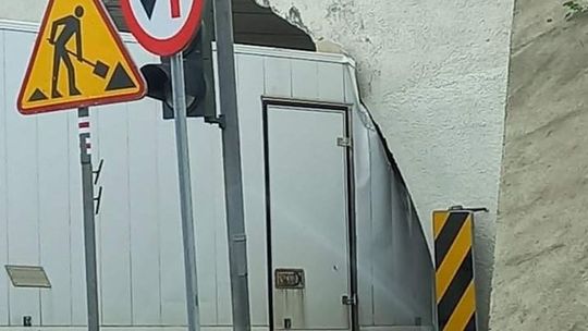 Utknął pod wiaduktem Utknął pod wiaduktem