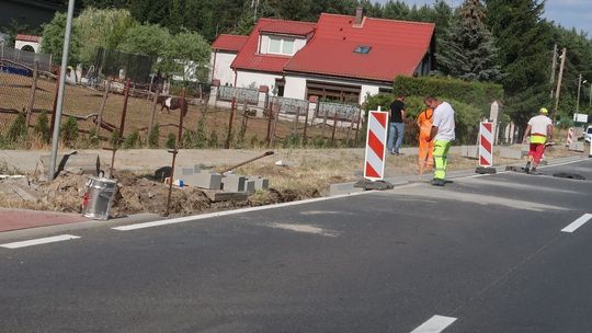 Utrudnienia na drodze krajowej. Kładą chodniki