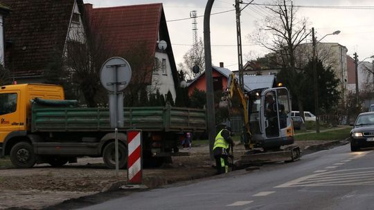 Uwaga kierowcy! Głęboki rów kopią przy samej drodze!