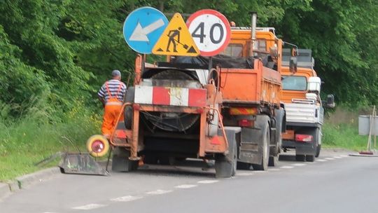 Uwaga kierowcy! Łatają drogę do elektrowni