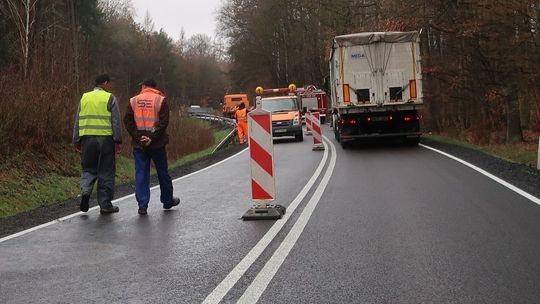 Uwaga kierowcy! Robią pobocze w niebezpiecznym miejscu